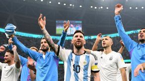 Lionel Messi y Argentina celebran con su aficion tras la victoria sobre Croacia.