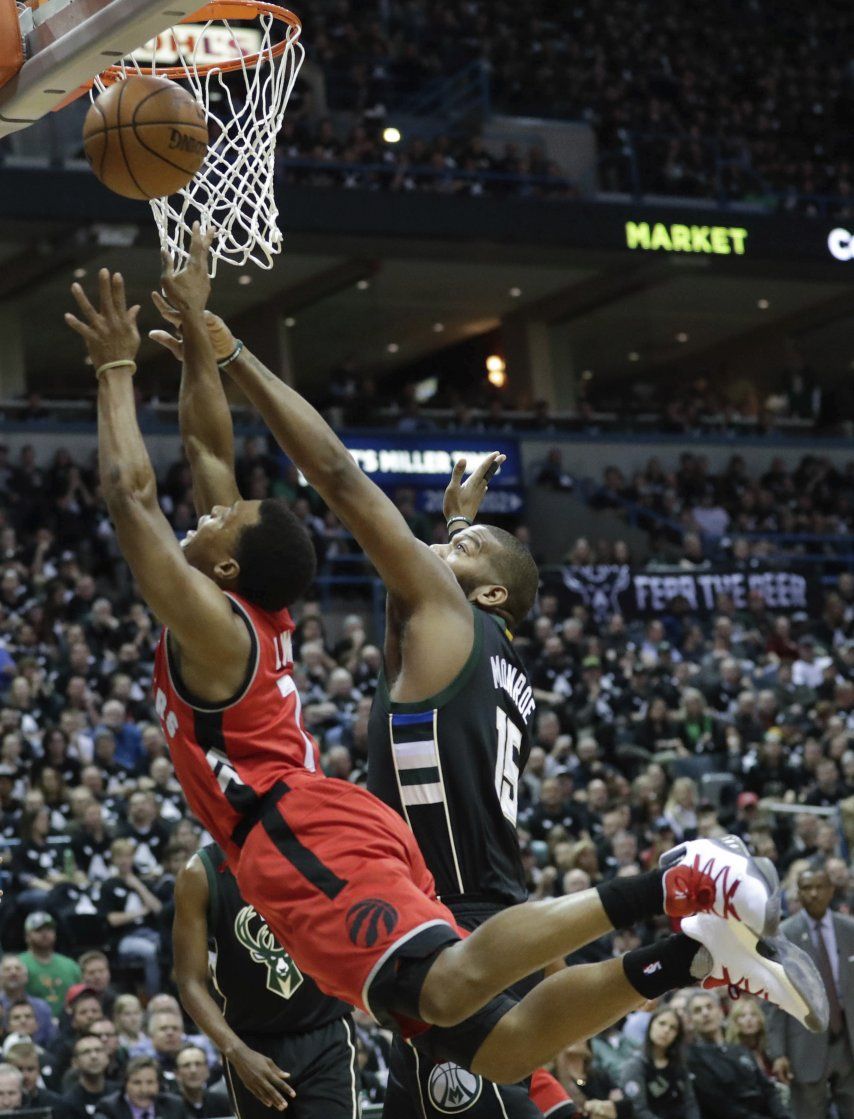 Bucks abruman a Raptors y lideran 2-1 en la serie