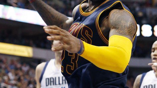 Sin banda en la cabeza, LeBron rompe récord de Cavs