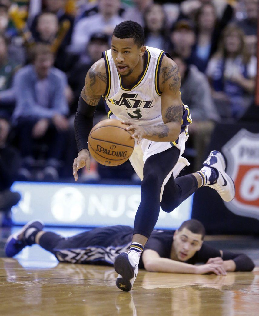 Hood y Favors lucen en triunfo del Jazz