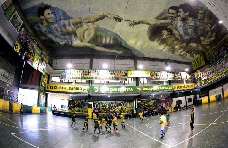 Maradona es Dios y Messi es Adán en mural de club  argentino