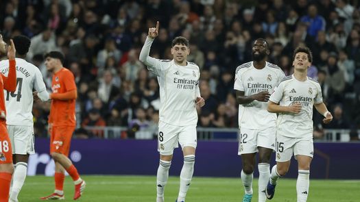 Real Madrid golea para ponerse líderes en LaLiga y meten presión al Barcelona Real Madrid golea para ponerse líderes en LaLiga y meten presión al Barcelona