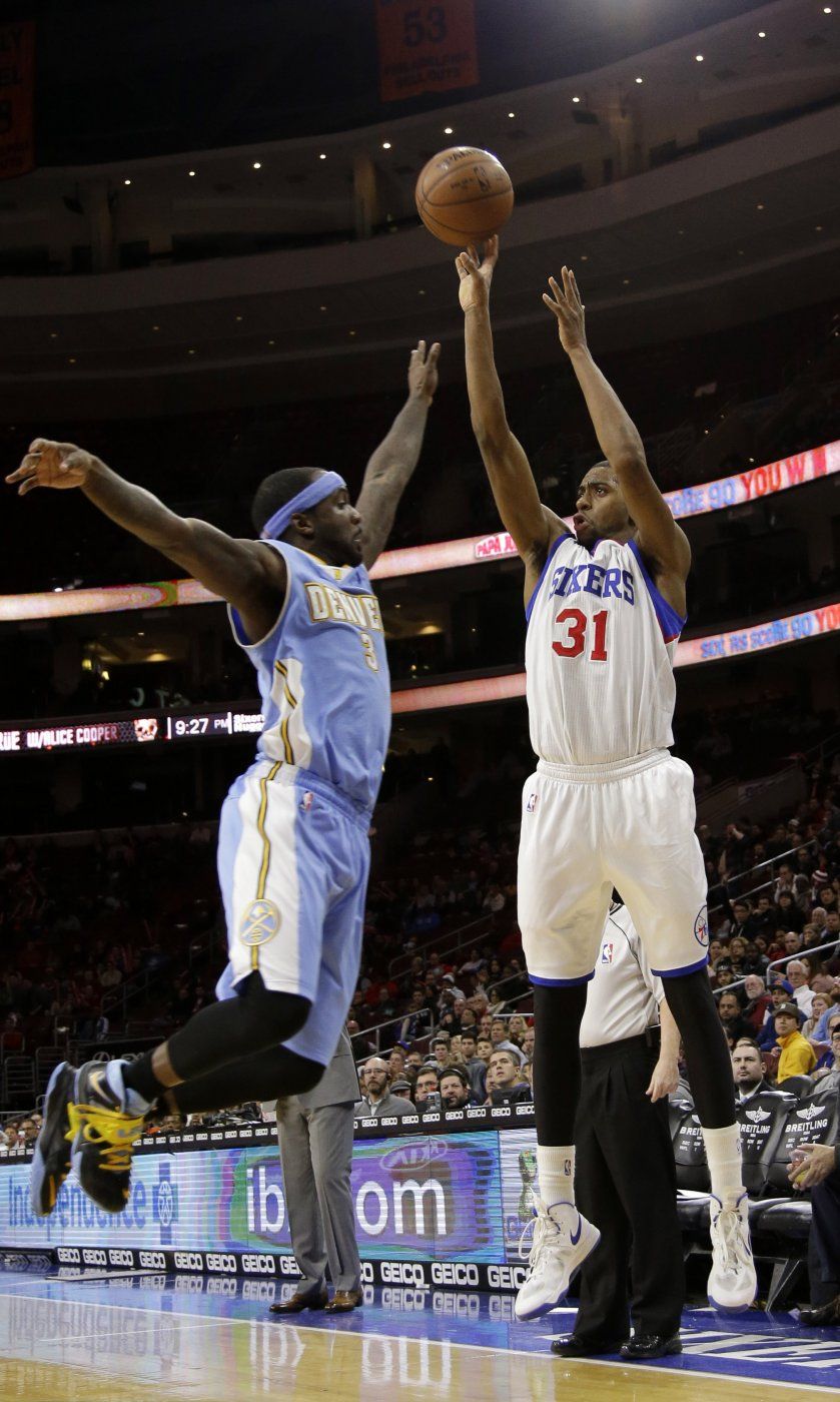 Thompson anota 23 puntos y 76ers vencen a Nuggets