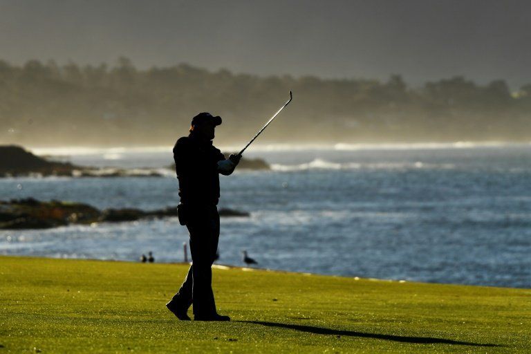 Estadounidense Mickelson gana torneo de la PGA de Pebble Beach