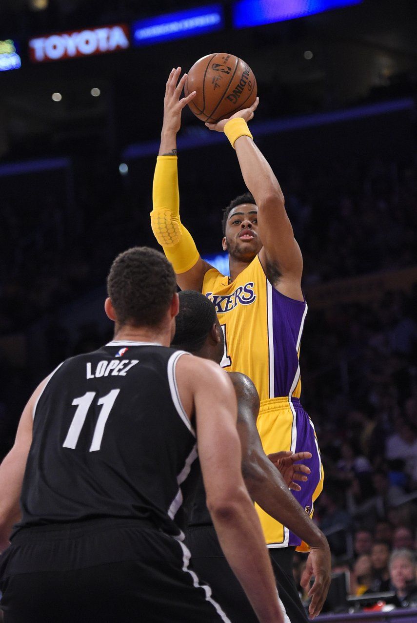 Russell suma 39 puntos, Lakers frenan mala racha ante Nets