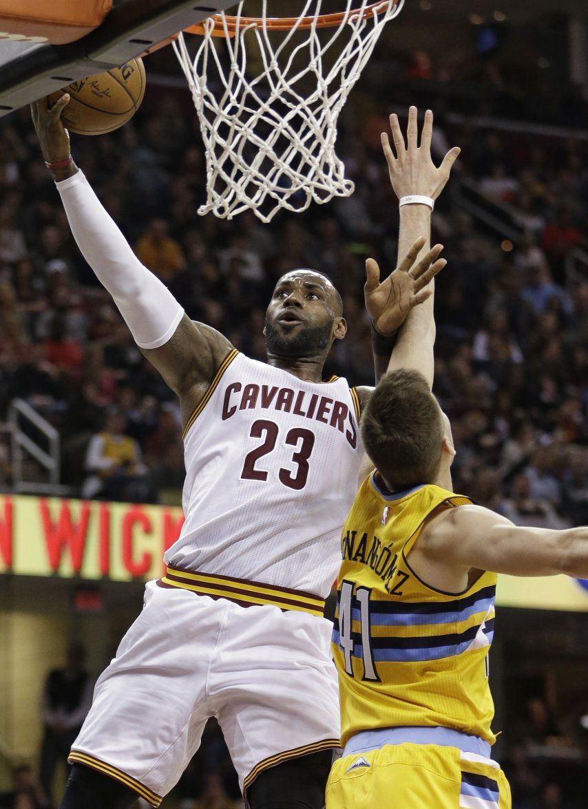 LeBron y Irving se destacan, Cavaliers ganan a Nuggets