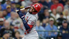 Edmundo Sosa sufrió un golpe en su mano derecha que preocupó a los Cardenales de San Luis