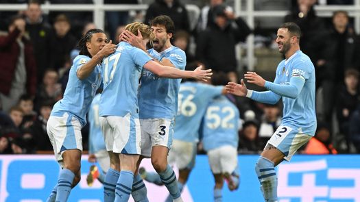 Manchester City remonta al Newcastle y se acerca al líder
