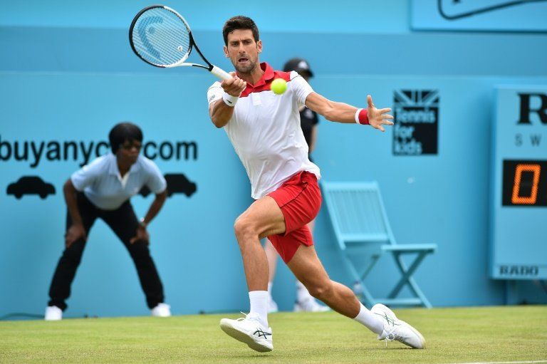 Djokovic se muestra intratable en su debut sobre la hierba de Queens