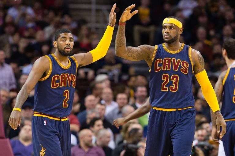 LeBron James guía a los Cavs en la victoria sobre los Warriors