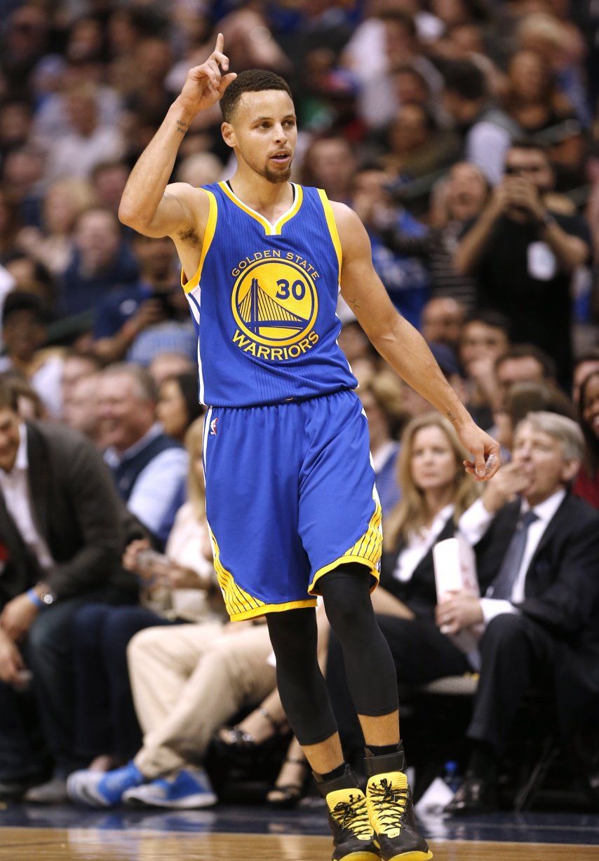 Warriors vencen a Dallas y preparan choque en San Antonio
