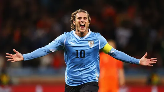 Uruguay busca que Diego Forlán esté al mando de la Sub-20 y de la mayor de manera interina