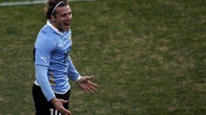 Forlán aplaza sus vacaciones para estar con el Atlético