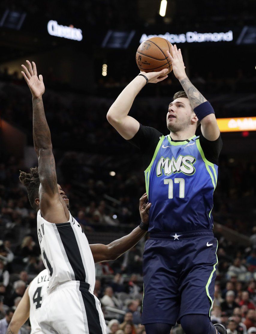 Doncic, Porzingis dan el triunfo a Mavs ante Spurs