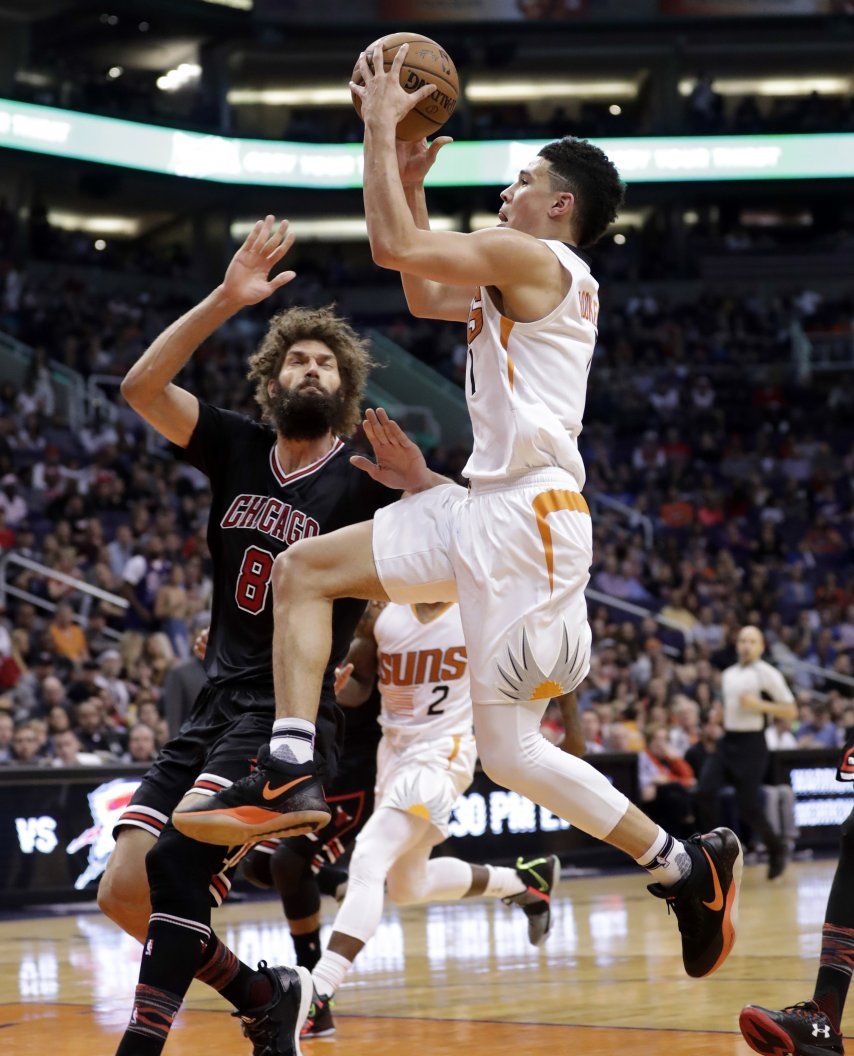 Booker anota 27 puntos, los Suns arrasan a Bulls 115-97