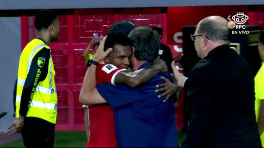Hernán Bolillo Gómez es criticado por felicitar a Panamá al final del partido