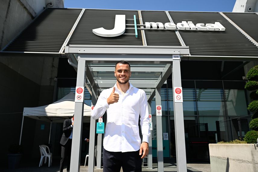 Filip Kostic llega a Turín para firmar su contrato con la Juventus