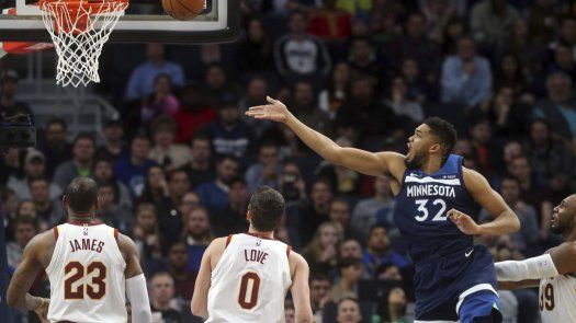 Wolves vencen al fin a Cavs, por paliza