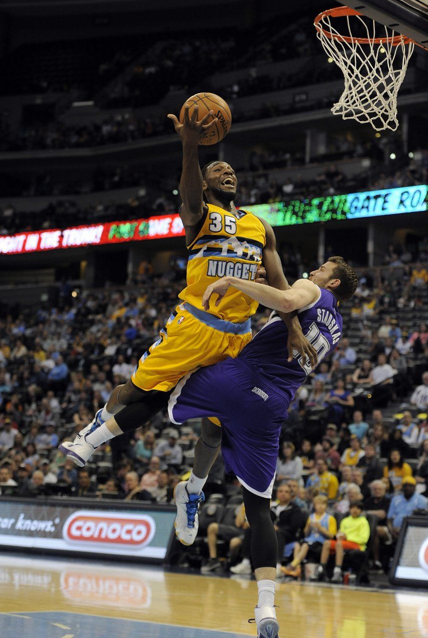 Faried anota 30 y Nuggets vencen a Kings