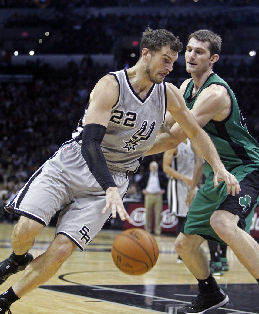 Leonard anota 22 puntos y Spurs supera a Celtics
