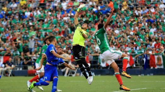 México arrolla a El Salvador con un 3-1 en debut en Grupo C de Copa Oro