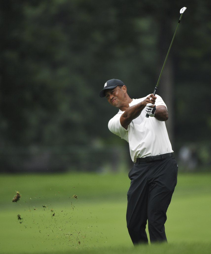 Tiger Woods se somete a cirugía de la rodilla izquierda