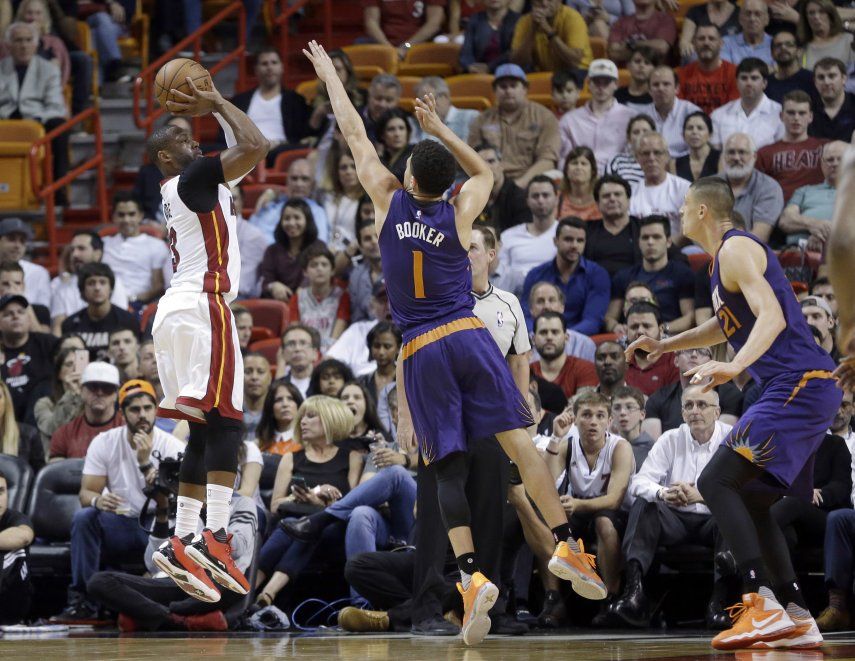 Wade aporta 27 puntos en triunfo de Heat sobre Suns