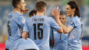 Uruguay celebra el gol en contra de Lampe en la Copa América 2021
