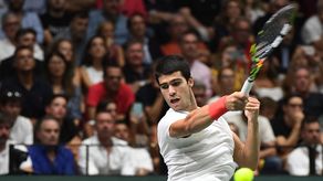 El número uno Carlos Alcaraz fue derrotado en la primera ronda de Astaná