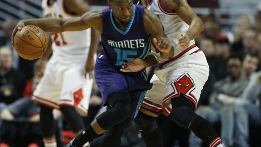 Con doble doble de Batum, Hornets superan a Bulls