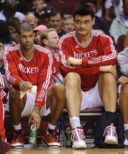 Aun con Yao, los Rockets comienzan mal la campaña