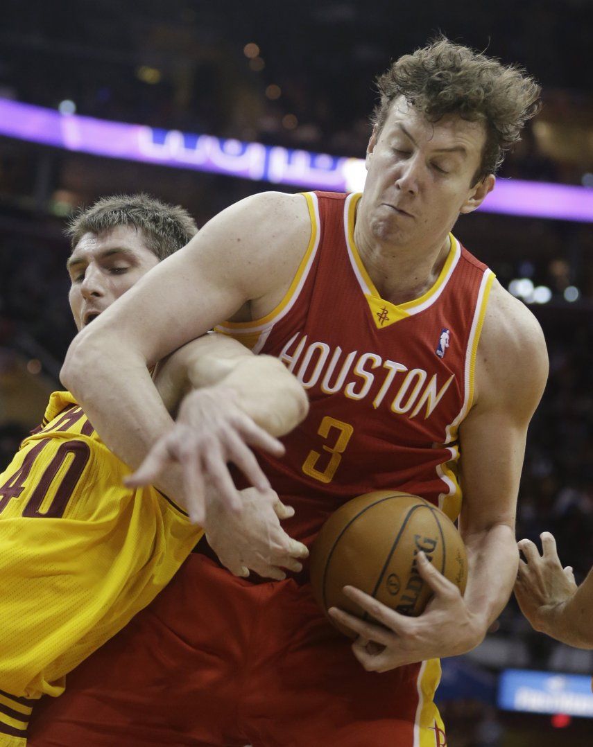 Harden y Rockets vencen a los Cavs