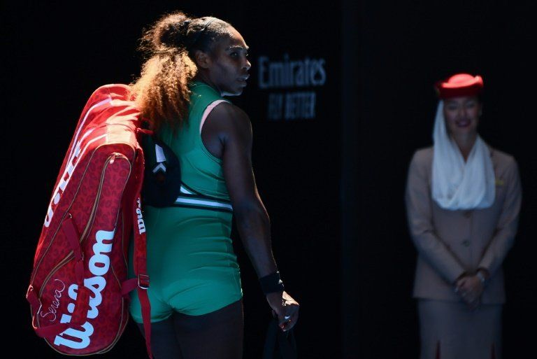 Djokovic pasa a semifinales de Australia sin desgaste, Serena eliminada