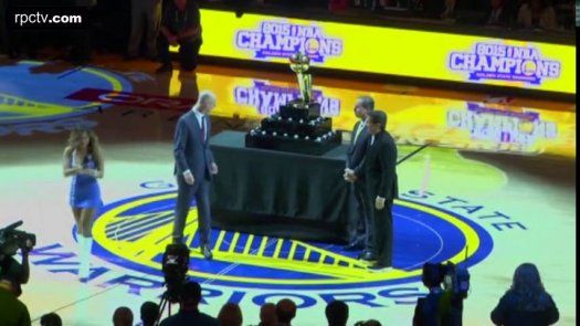 Curry anota 40 puntos, Warriors ganan 1er juego temporada