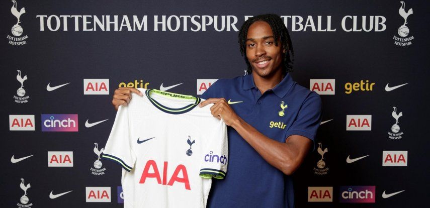 Djed Spence llega a la Premier League con el Tottenham.