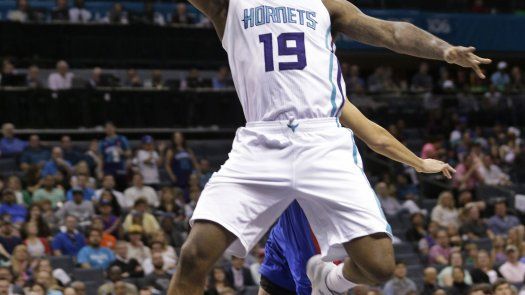Marvin Williams brilla en triunfo de Hornets ante Pistons