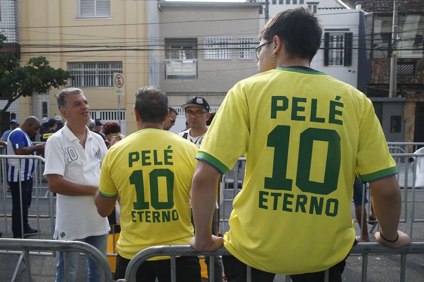Brasileños dan su último adiós al la leyenda Pelé
