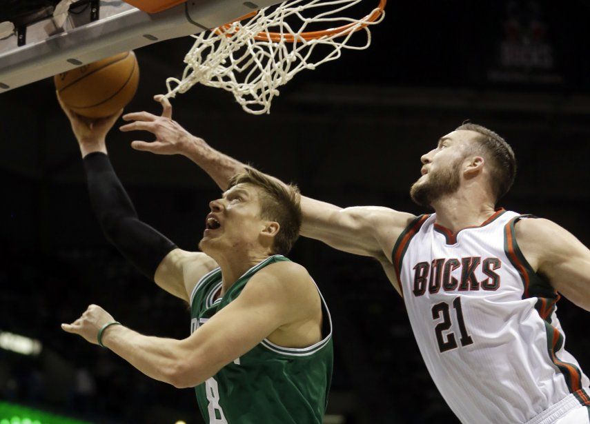 Celtics encadenan sexto triunfo tras vencer a Bucks