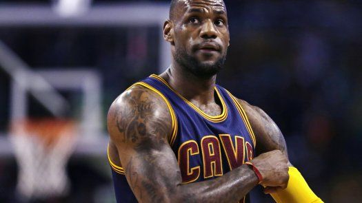 LeBron encesta tiro desde lado opuesto de cancha en práctica