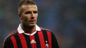 Presentadora italiana le toca las partes í­ntimas a Beckham