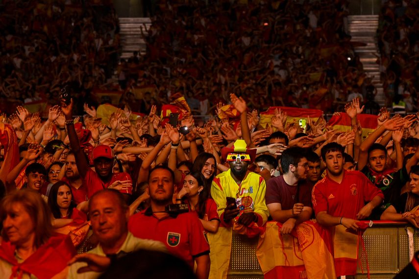 Fanáticos de la selección de España celebran el título de Nations League