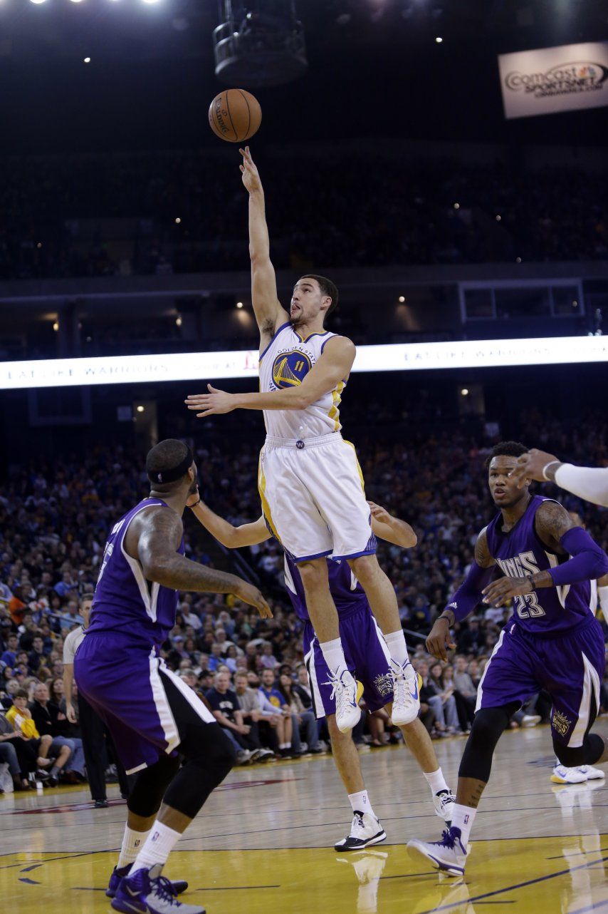 Thompson, Curry ayudan a Warriors a vencer a Kings