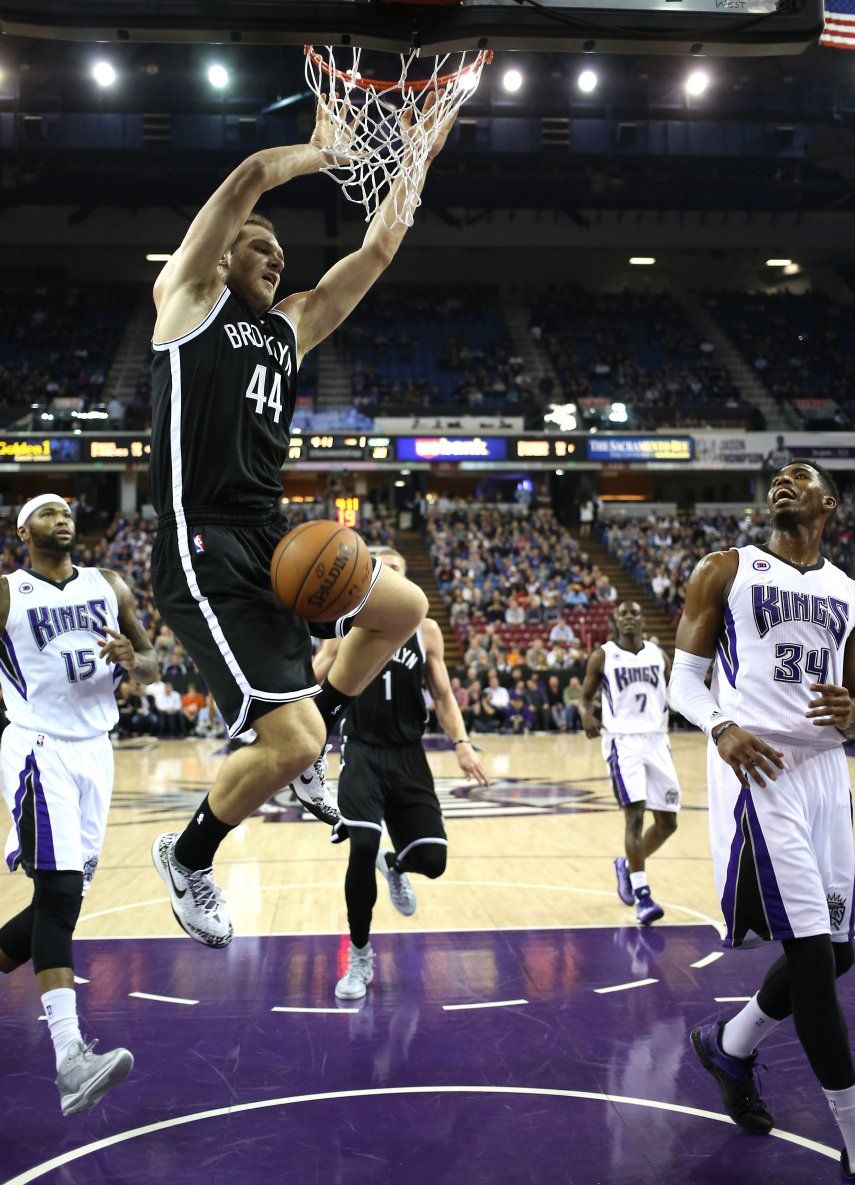Una gran noche de Lopez ayuda a Nets imponerse a Kings
