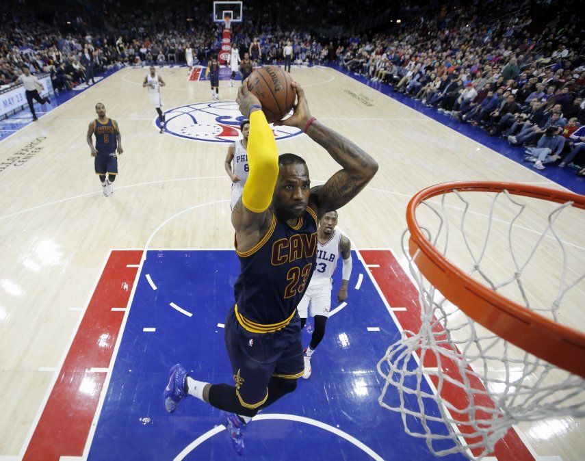 Con 37 de LeBron, Cavs doblegan a 76ers