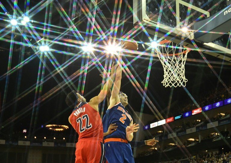 Wizards vencen a Knicks en Londres en el último segundo