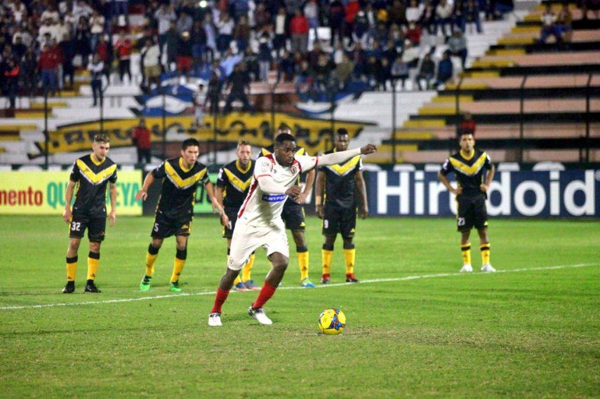 Luis Tejada finaliza el Apertura marcando doblete para Universitario