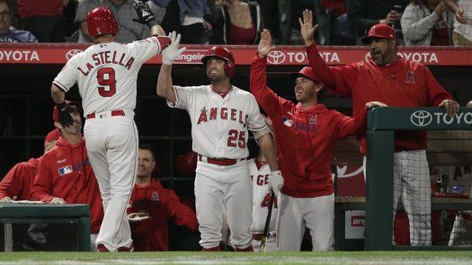 Angelinos remontan ante Cerveceros tras lesión de Trout