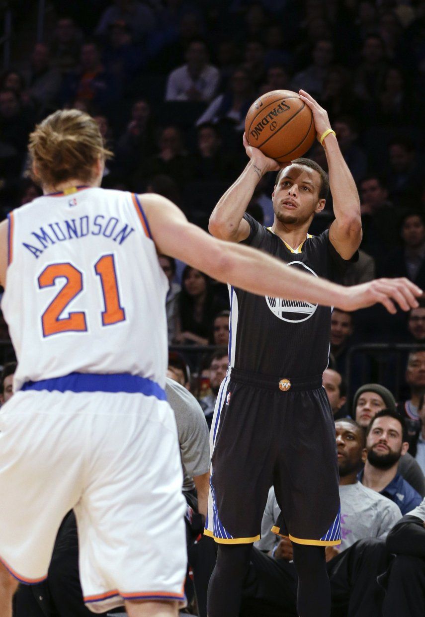 Warriors derrotan a Knicks en NY apoyados en Green y Curry