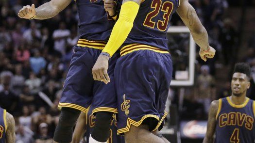 Cavs ganan a Spurs en tiempo extra con 57 puntos de Irving