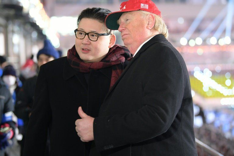 Dobles de Donald Trump y Kim Jong Un son expulsados del estadio olímpico